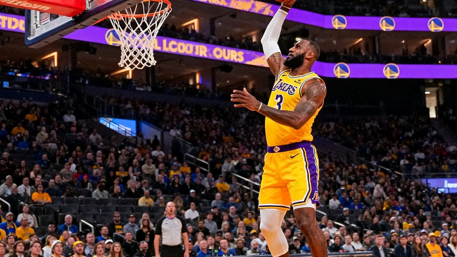 NBA湖人队对阵勇士队精彩扣篮集锦缩略图，球员高高跃起单手灌篮的震撼瞬间